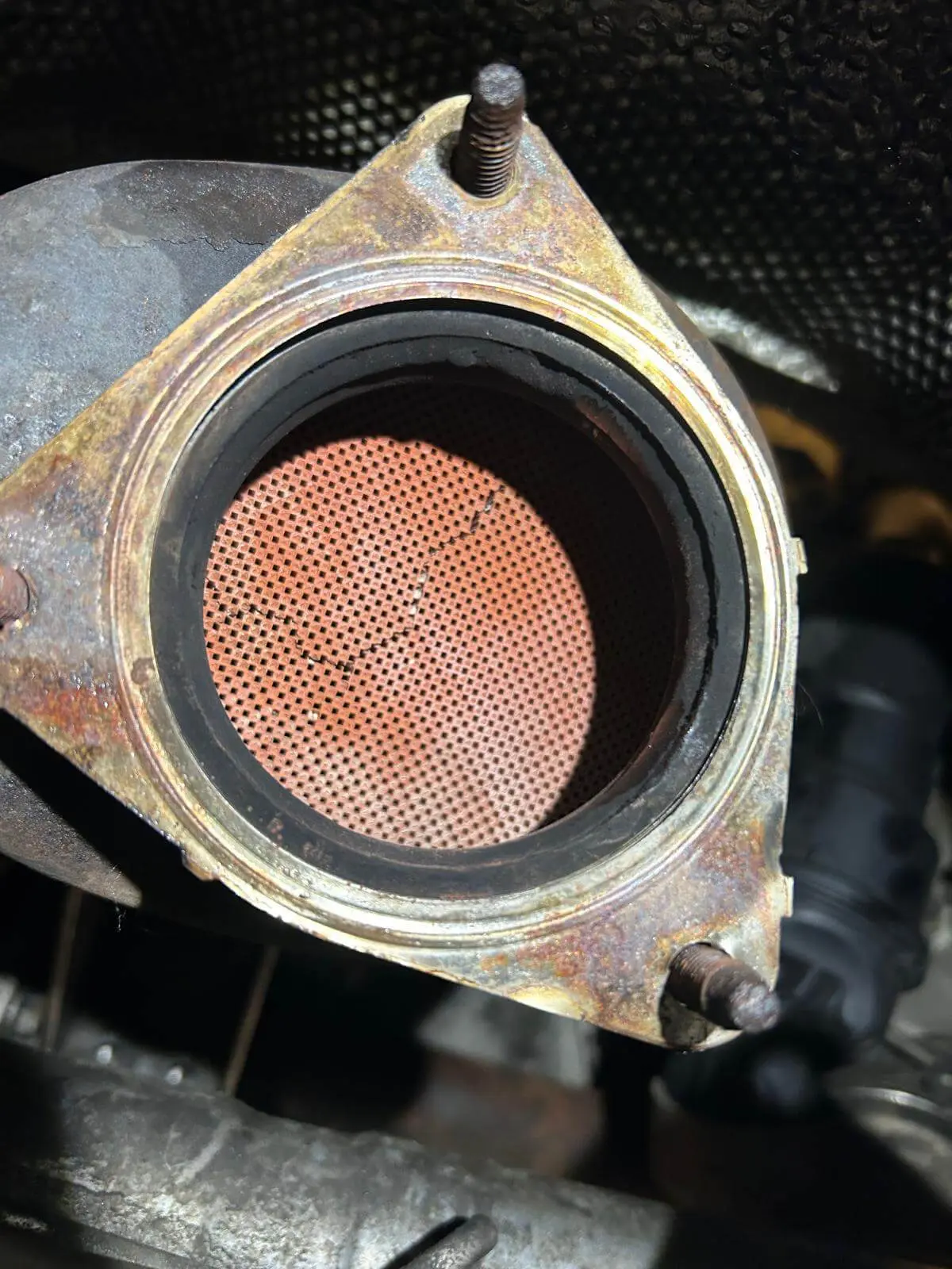 Uszkodzony filtr cząstek stałych DPF do wymiany w warsztacie