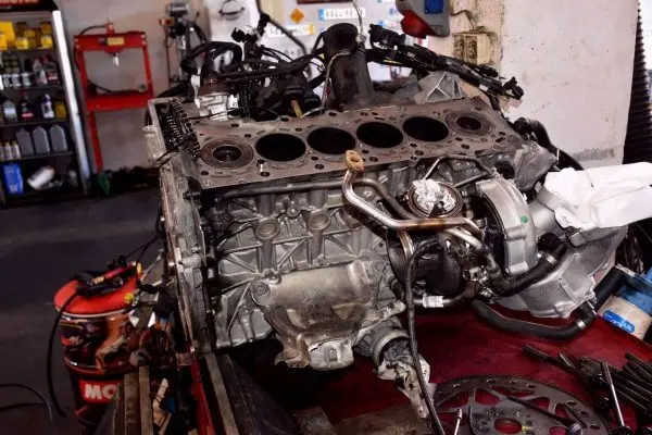 Szczegóły wymiany rozrządu w silniku BMW w warsztacie